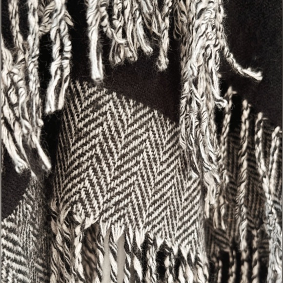 JustFab Tweed Wrap Shawl Fringe Grey Black Western Yellowstone Women Herringbone - Picture 11 of 12